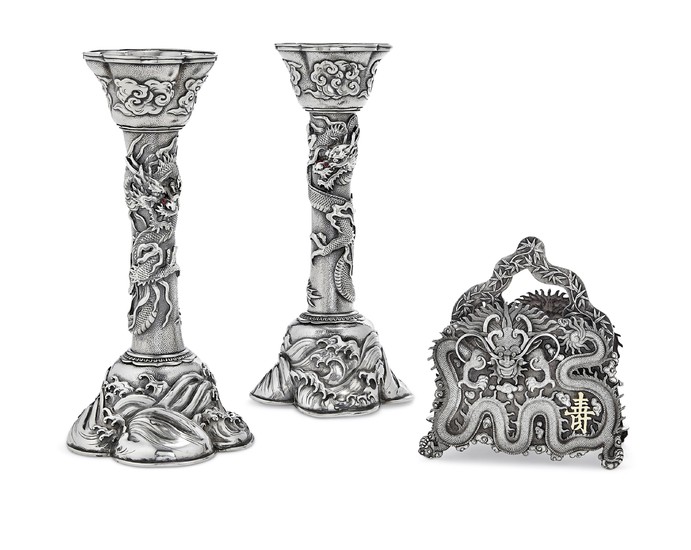 A PAIR OF JAPANESE EXPORT SILVER CANDLESTICKS, EARLY 20TH CENTURY