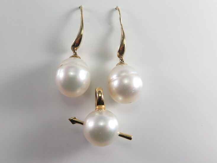 A PEARL PENDANT AND PAIR OF EARRIINGS