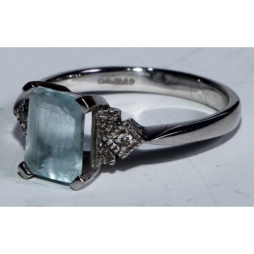 A aquamarine and diamond trilogy ring, rectangular cushion c...