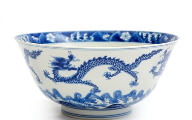 A blue and white dragon bowl