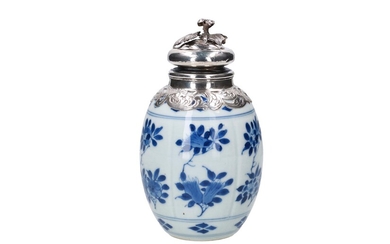 (-), A blue and white porcelain tea caddy...