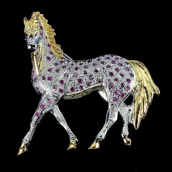 A brooch in the shape of a horse set with numerous circular-cut rubies, mounted in rhodium and gold plated sterling silver. App. 40×45 mm.