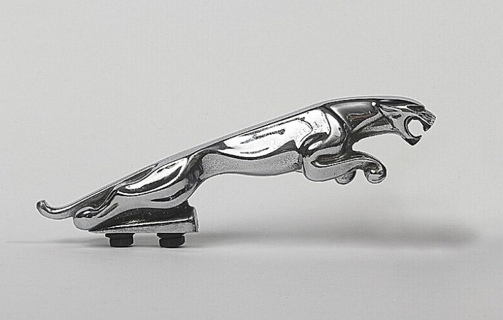 A chromed metal Jaguar hood ornament on metal base. Stamped 10091/1 WBB. Weight 595 g. L. 19.5 cm.
