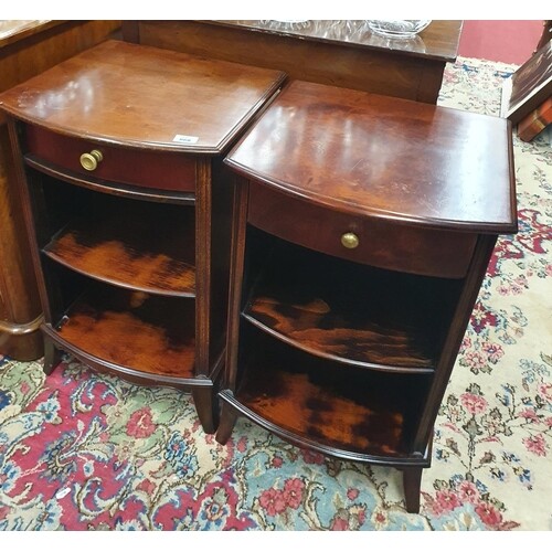A good pair of Mahogany and veneered bow fronted Bedside Cab...