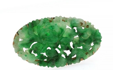 A jade brooch set with carved jade, mounted in 14k gold. L. 5 cm.