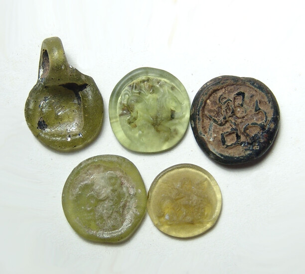 A lot of 5 Roman and Islamic glass objects