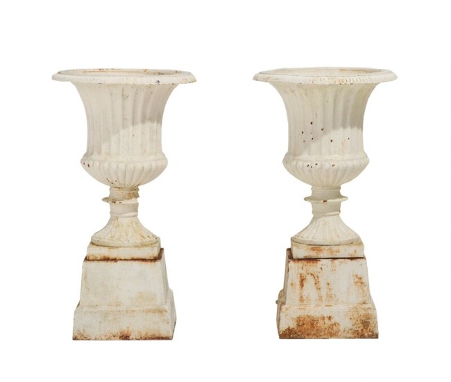 A pair of 20th century white painted iron garden vases on bases. H. incl. bases 67 cm. (2)
