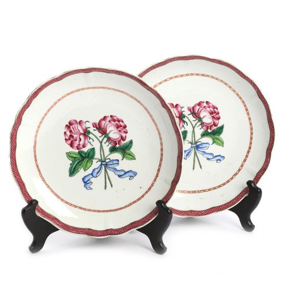 A pair of Chinese export Famille Rose deep plates. Qianlong 1736–1795. Diam. 22 cm. (2)