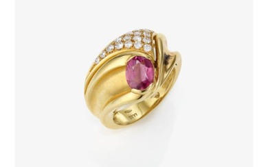 A ring with rubellite and brilliant-cut diamonds. Yellow gold 18K (750/-). - Italy