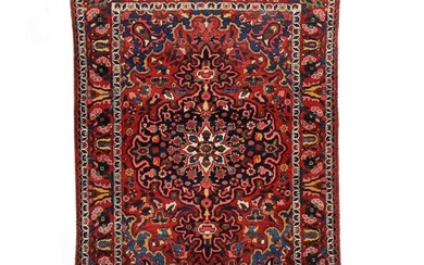 A semiantique Baktiari rug, Persia. Large medallion design. Fine example. C. 1950–1960....