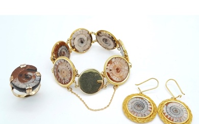 A unique set of jewellery: A 10 K yellow gold bracelet, earr...