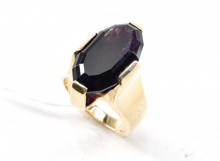 AN AMETHYST COCKTAIL RING IN 9CT GOLD, RING SIZE Y, 26.8GMS