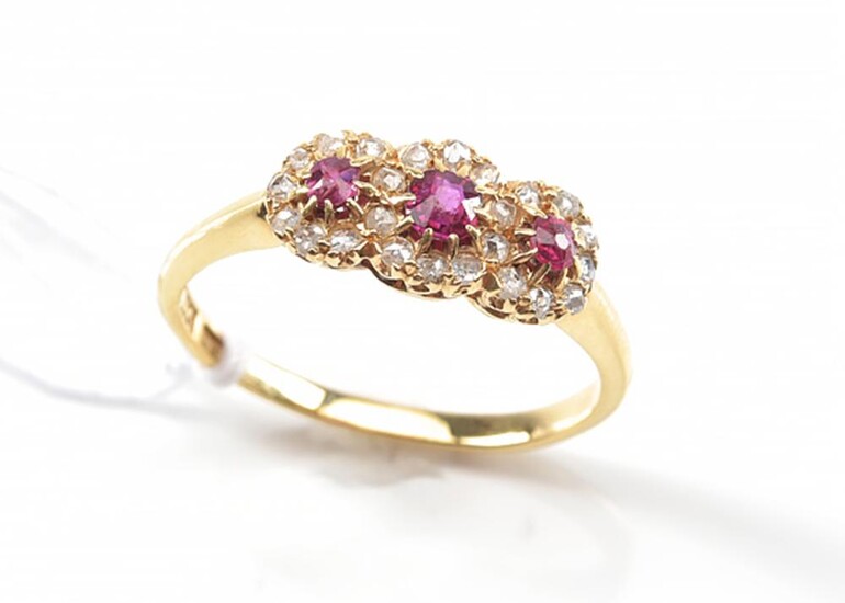 AN ANTIQUE TRIPLE CLUSTER RUBY AND ROSE CUT DIAMOND RING IN 18CT GOLD, RING SIZE L, 2.5GMS
