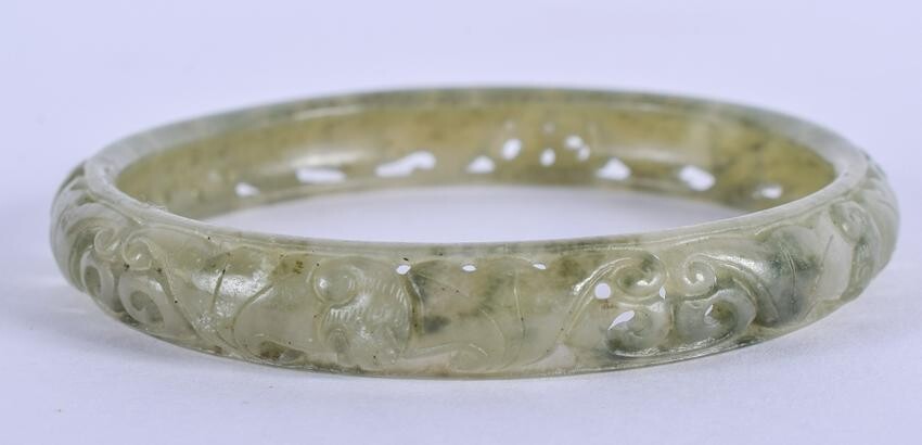AN EARLY 20TH CENTURY CHINESE JADE BANGLE Late