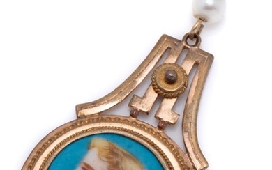 AN ETRUSCAN REVIVAL PORTRAIT PENDANT; 16mm wide circular porcelain plaque with hand coloured portrait of Grecian lady with mother of...