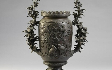 ARTE GIAPPONESE DEL XIX SECOLO Bronze vase decorated