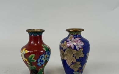ASIE, XXe. Ensemble de deux vases en bronze et émaux cloisonnés à décor de fleurs...