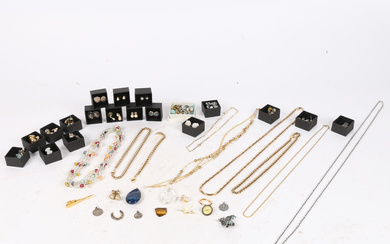 ASSORTMENT OF SILVER AND COSTUME JEWELLERY.