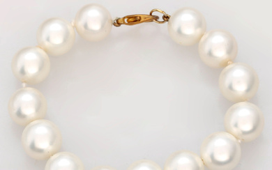 Australian pearls bracelet.