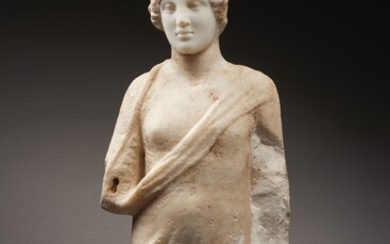 BUSTE EN MARBRE Art romain, 2e-3e siècleStatuette fragmentaire représentant un personnage androgyne vêtu d'un chiton...