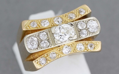 Bague en or de deux tons ornée d’un brillant central épaulé de lignes de diamants....