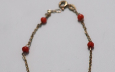 Bracelet, 333 yellow gold(ca.1, 05 gram) with coral beads and...