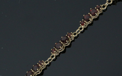 Bracelet with garnet, faceted, 333 yellow gold.