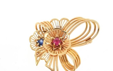 Brooch stylizing an openwork knot applied with flowers in 18 K (750 °/°°) yellow gold, set with a pink stone and a blue stone, as well as an antique cut diamond.