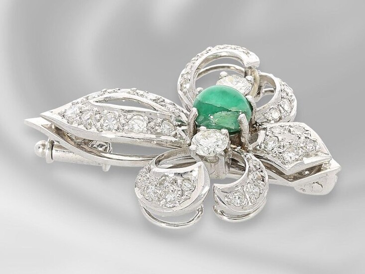 Brooch/pin: white gold, very decorative emerald/diamond goldsmith brooch,...