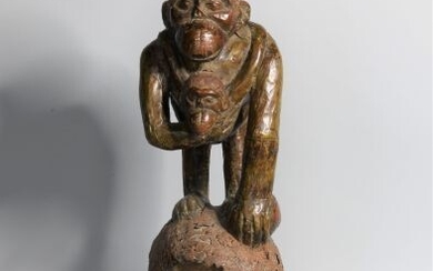 CAMEROUN Cimier en bois recouvert de cuivre à décor d'un singe XXe, de style BULUL...