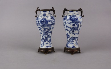 CHINE. Paire de vases balustres en porcelaine à décor en bleu sous couverte de dragons...
