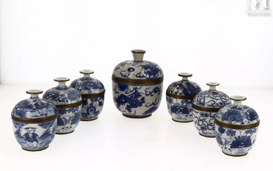 CHINE, XXe siècle Ensemble de six pots couverts