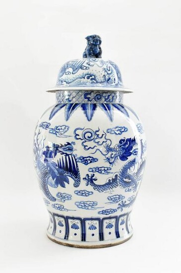 CHINESE BLUE AND WHITE COVERED VASE