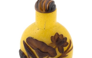 CHINESE BROWN CUT TO YELLOW SNOWFLAKE OVERLAY GLASS SNUFF BOTTLE Late 19th/Early 20th Century Height