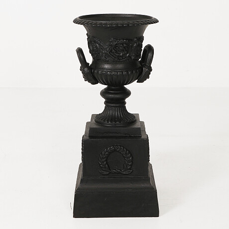 Cast iron urns on pedestals Gjutjärnsurna på postament