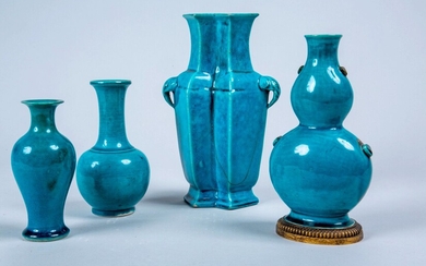 Chine, XVIIe, XVIIIe et XIXe siècle, ensemble de trois vases en porcelaine émaillée turquoise, respectivement...