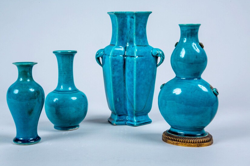 Chine, XVIIe, XVIIIe et XIXe siècle, ensemble de trois vases en porcelaine émaillée turquoise, respectivement...