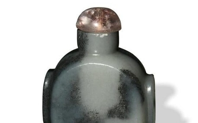 Chinese Black and White Jade Snuff Bottle, 18-19th