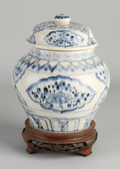 Chinese porcelain vase with lid with floral decoration