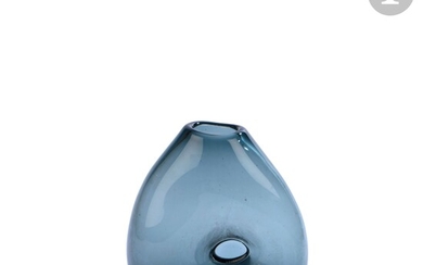 Claude MORIN (France, 1932-2021) Vase en verre soufflé bleu vert de forme gourde, à décor...