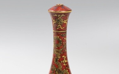 Cloche en porcelaine émaillée rouge et jaune à décor d’un dragon à cinq griffes H...