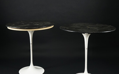 Coppia di tavolini Tulip con base in metallo verniciato bianco e piano...