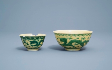 Deux bols en porcelaine de Chine à décor de dragons sur fond jaune, marques de Kangxi et Yongzheng, 19ème/20ème siècle