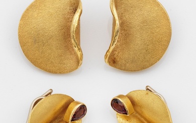 Deux paires de clips d'oreilles modernes en or jaune, façonnés 585 et 750. Partiellement sertis...