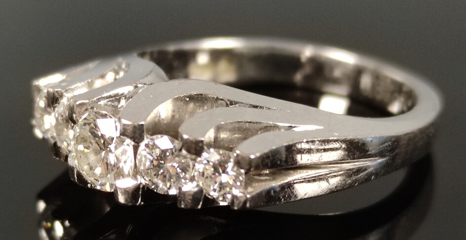 Diamond ring, centered with 5 diamonds, together around 0,9ct, set in 750/18K white gold, 10,3g, ri