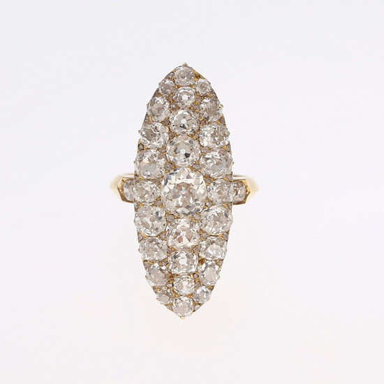1475968. Diamonds shuttle ring, late 19th Century.