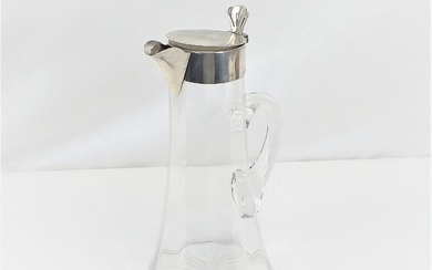 English wine jug of glass with silver mounting. H. 25 cm.