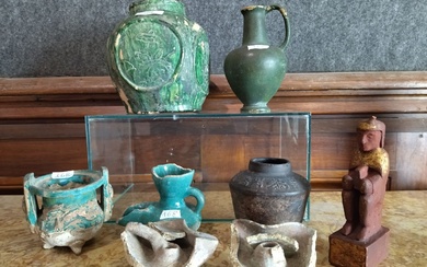 Ensemble de céramiques et faïences de diverses provenances genre objets de fouille comprenant un vase...
