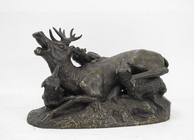 FRENCH school from the end of the 19th century. Deer attacked by wolves. Bronze group with brown patina. Ancient cast iron. 18 x 28 x 6 cm.