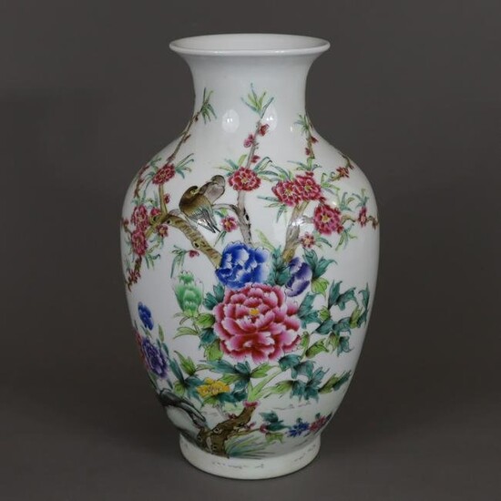 Florale Famille-rose Porzellanvase - China 20.Jh., fein